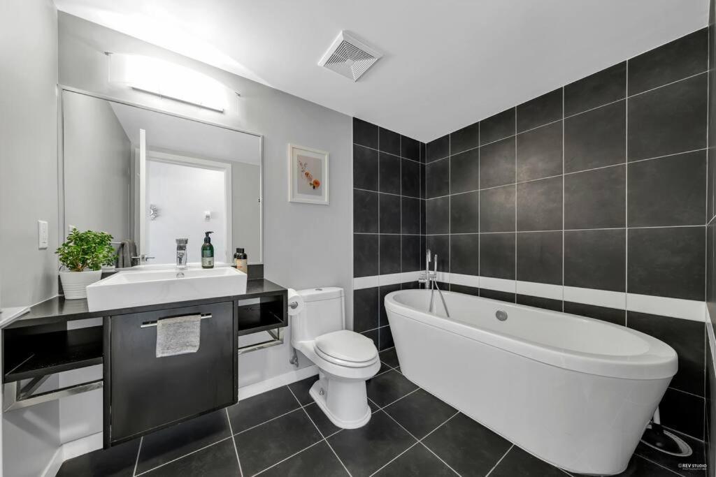 Spacious Dt 2-Bdr High-Rise With View, Pool, Gym 밴쿠버 외부 사진
