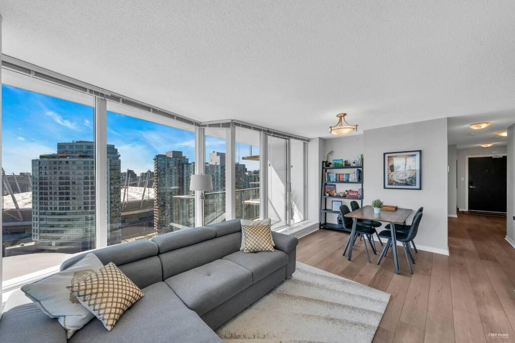 Spacious Dt 2-Bdr High-Rise With View, Pool, Gym 밴쿠버 외부 사진