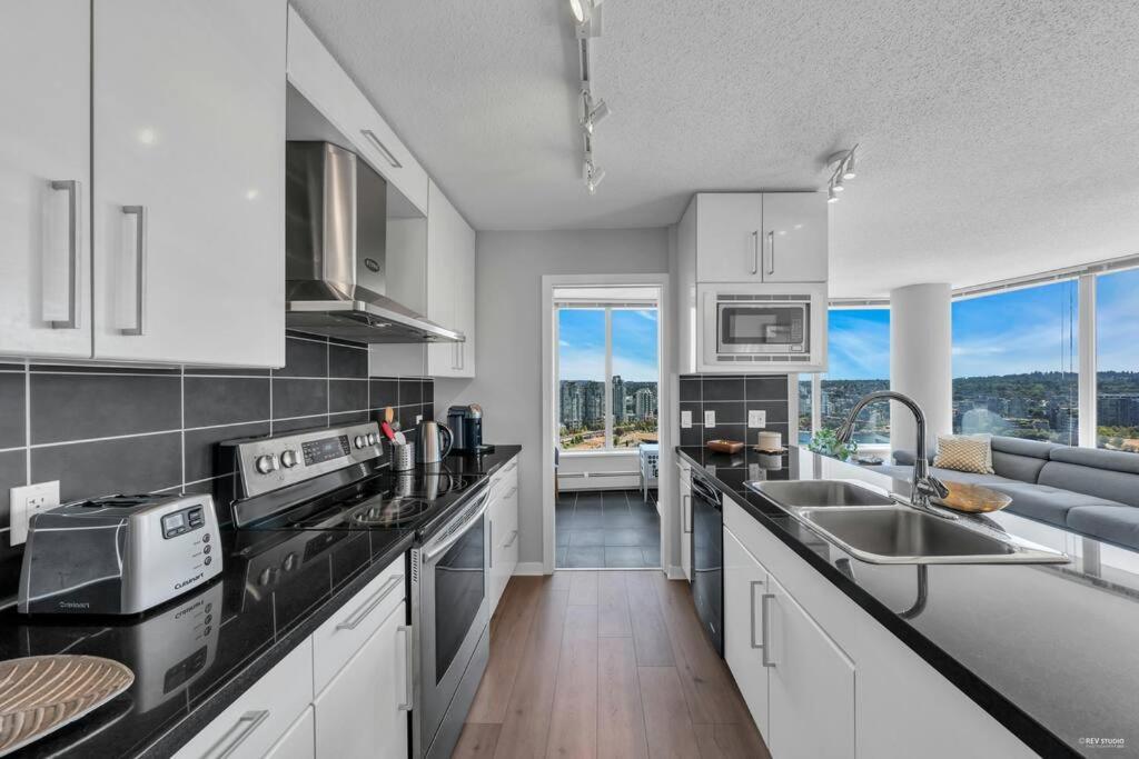 Spacious Dt 2-Bdr High-Rise With View, Pool, Gym 밴쿠버 외부 사진