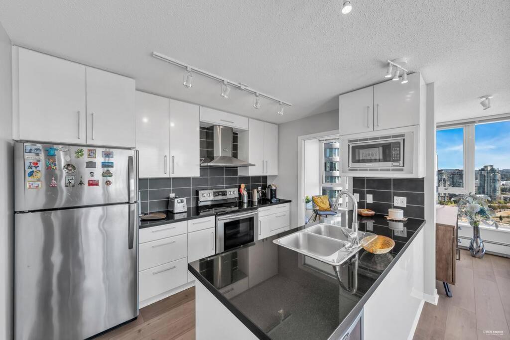 Spacious Dt 2-Bdr High-Rise With View, Pool, Gym 밴쿠버 외부 사진